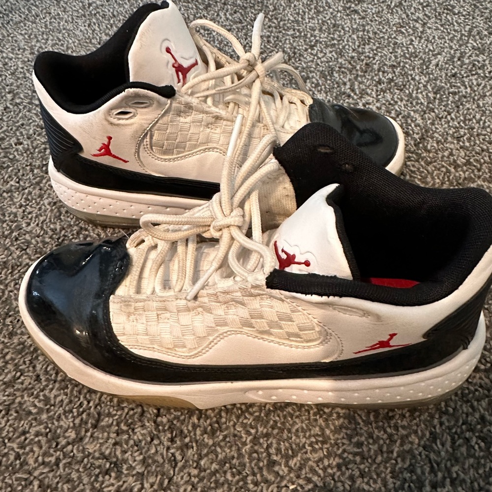 Nike Jordan Max Aura 2 Basketball Shoe White/Gym Red - Black CK6636-102 Jumpman